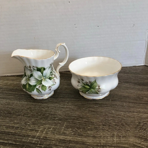 Vtg Royal Albert Trillium Sugar and Creamer - Picture 2 of 11
